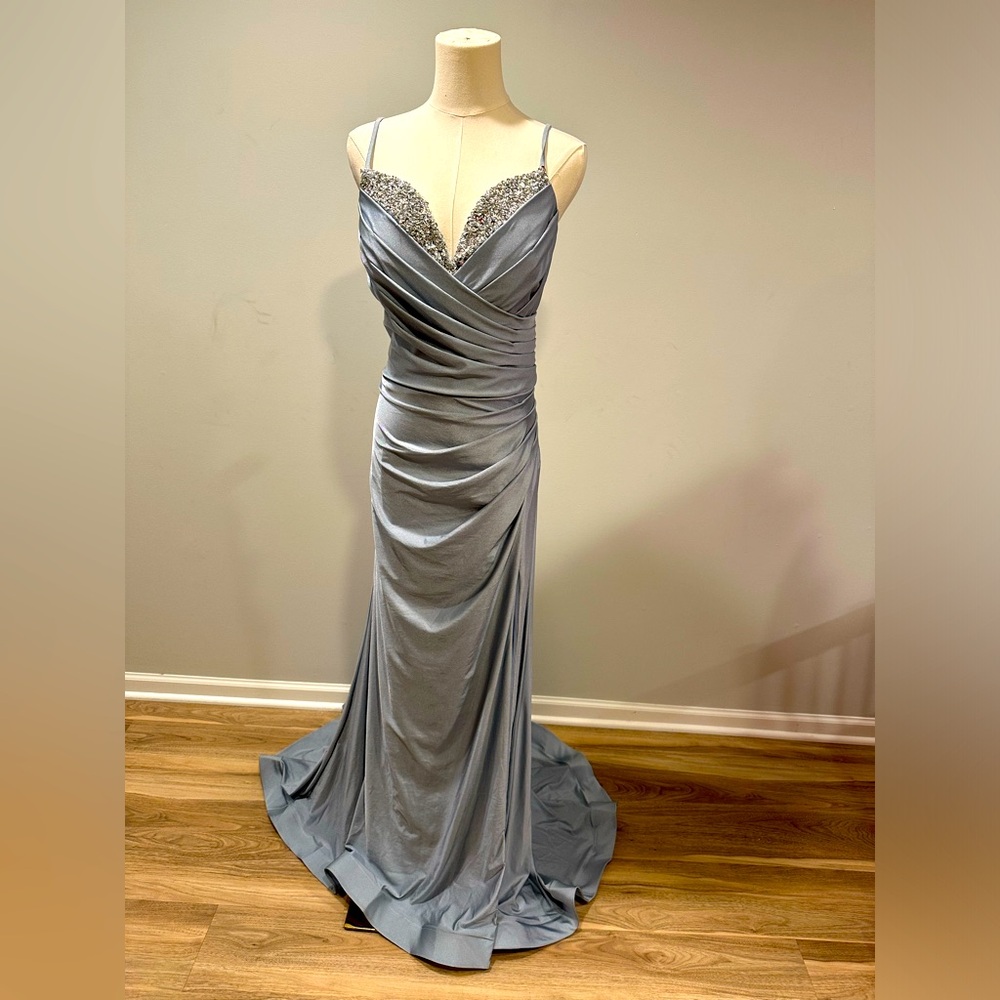 Mother of the bride/groom. Sz 16• NWT. Beautiful w/cinching at the back.